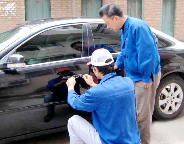 马昌营汽车钥匙丢在车里面怎么办?